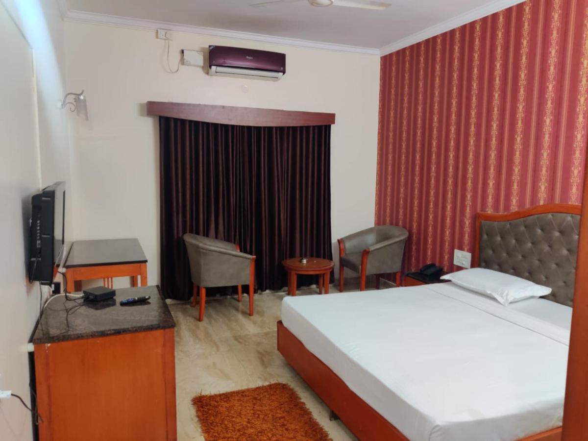 Hotel Chetan International Bangalore Bagian luar foto