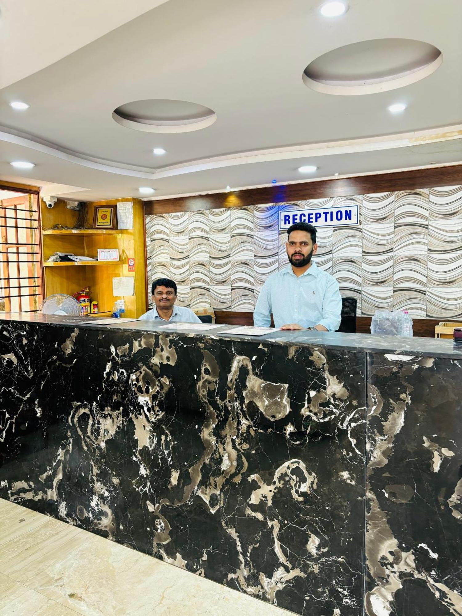 Hotel Chetan International Bangalore Bagian luar foto