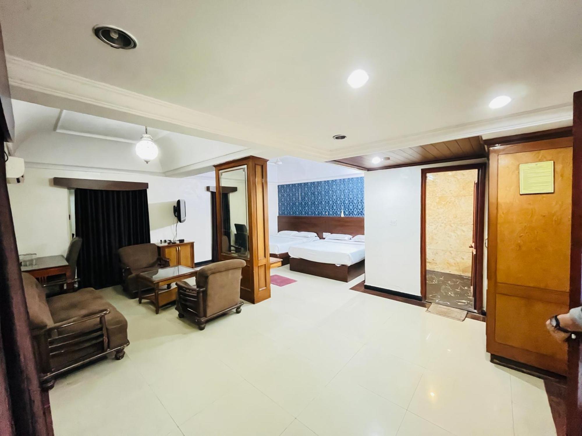 Hotel Chetan International Bangalore Bagian luar foto