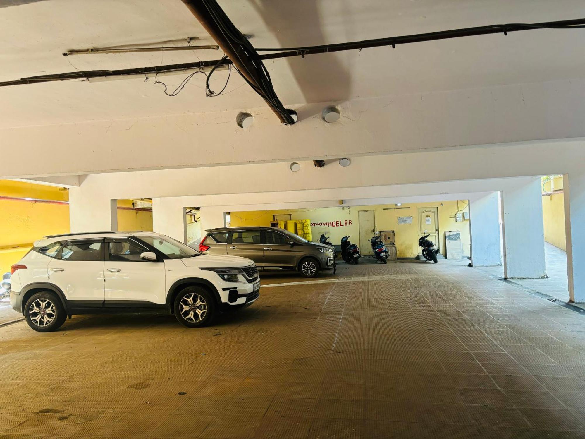 Hotel Chetan International Bangalore Bagian luar foto