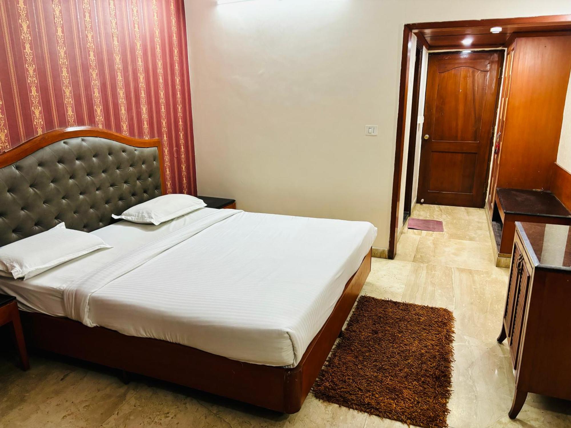 Hotel Chetan International Bangalore Bagian luar foto