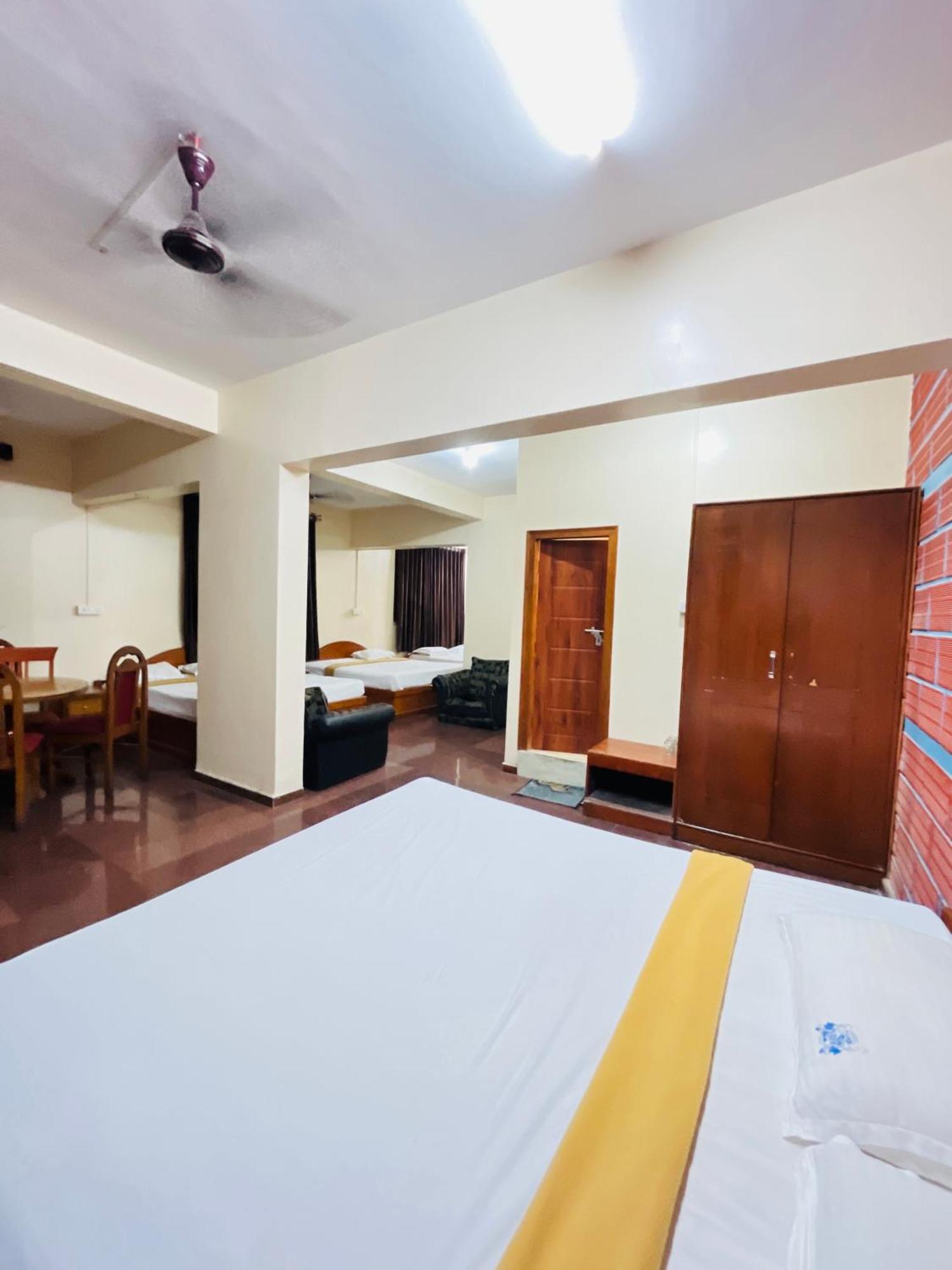 Hotel Chetan International Bangalore Bagian luar foto